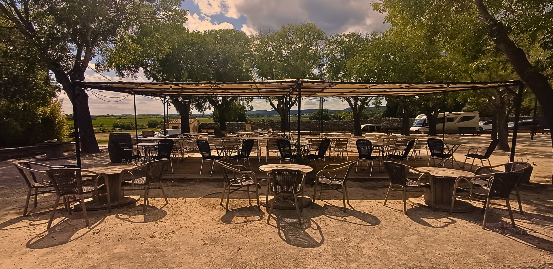 Intérieur en pierre du bistrot Lou Pesco Loco